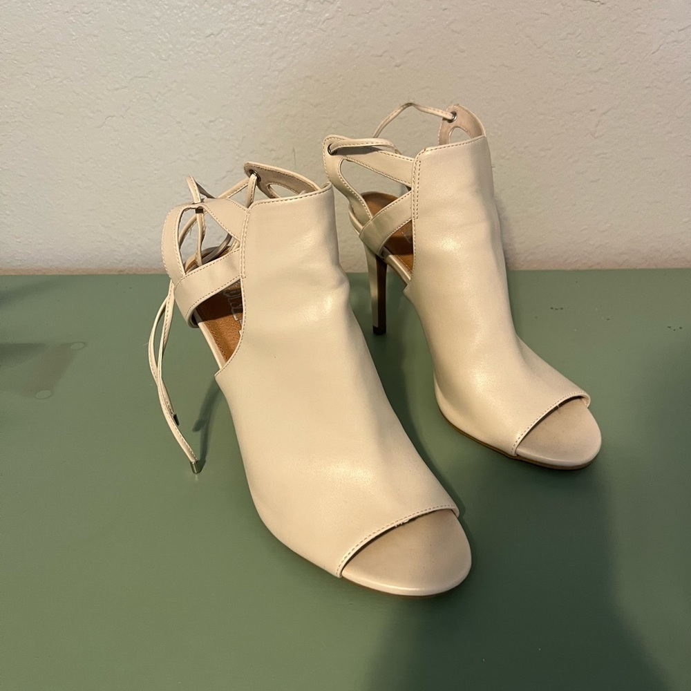 Off-white size 8 peep toe heels with cute tie for back of the ankle